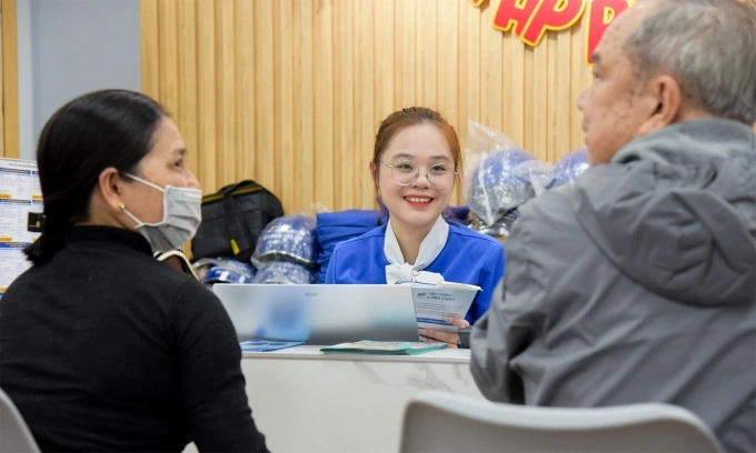 Chủ động chăm sóc sức khỏe khi cúm mùa phức tạp Người có bệnh lý nền đái tháo đường, tim mạch, tăng huyết áp nên tiêm phòng cúm định kỳ. Ảnh: LC