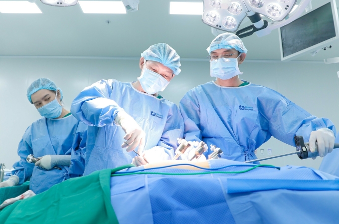 Robot phẫu thuật cắt u bao quanh thận Bác sĩ Cương cùng êkíp phẫu thuật cắt u mỡ cho bà Kim. Ảnh: Bệnh viện Đa khoa Tâm Anh
