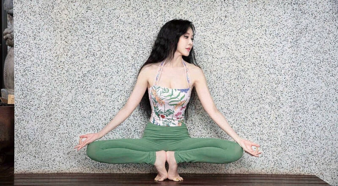 Bí quyết giúp Đệ nhất mỹ nhân Đài Loan 57 tuổi có vòng eo 56 cm Ở tuổi 57, Tiêu Tường vẫn giữ được vẻ tươi trẻ cùng vòng eo 56 nhờ chế kỷ luật trong độ ăn uống và tập luyện. Ảnh: Zhen Shi Aesthetics Charity Foundation