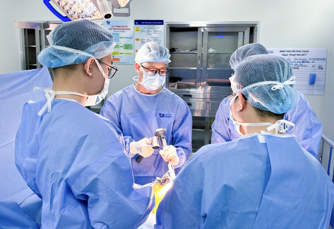 Thay khớp háng cho người đàn ông cao gần 1,3 m Bác sĩ Tân (giữa) cùng êkíp thay khớp háng cho ông Bình. Ảnh: Bệnh viện Đa khoa Tâm Anh