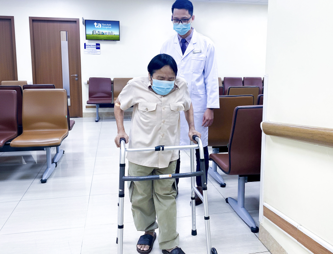 Thay khớp háng cho người đàn ông cao gần 1,3 m Tái khám sau một tuần, ông Bình có thể tự đi lại với khung. Ảnh: Bệnh viện Đa khoa Tâm Anh