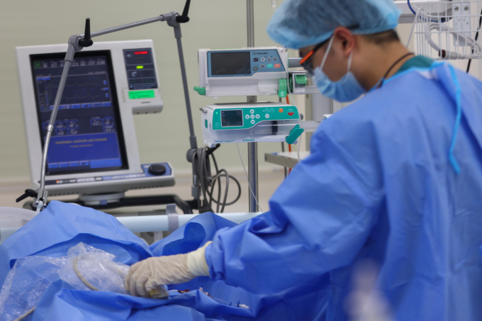 'Đại dịch' ung thư tuyến giáp Bác sĩ điều trị cho bệnh nhân. Ảnh: Quỳnh Trần