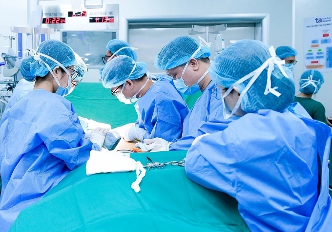 Mổ '3 trong 1' triệt căn ung thư, tái tạo ngực Êkíp sinh thiết hạch gác cửa, đoạn nhũ và tái tạo ngực cho chị Dương. Ảnh: Bệnh viện Đa khoa Tâm Anh