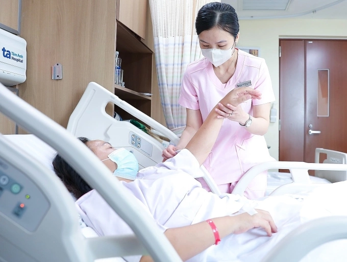 Mổ '3 trong 1' triệt căn ung thư, tái tạo ngực Nhân viên y tế chăm sóc cho chị Dương. Ảnh: Bệnh viện Đa khoa Tâm Anh