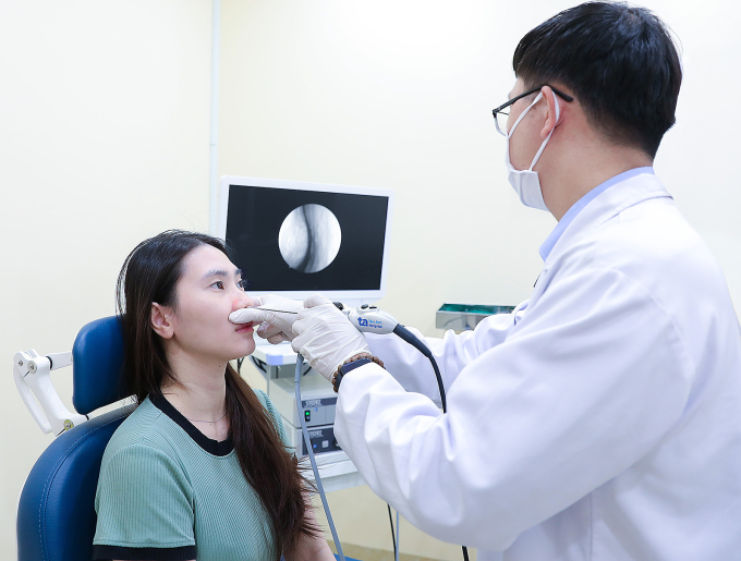 Bị viêm mũi dị ứng hít dầu gió có tốt không? Bác sĩ Phát đang nội soi mũi cho một người bệnh. Ảnh: Phòng khám Đa khoa Tâm Anh Quận 7