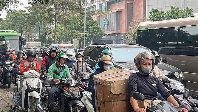 'Đốt' sức khỏe mưu sinh giữa ô nhiễm Bụi mịn bao trùm thành phố Hà Nội. Ảnh: Thúy Quỳnh