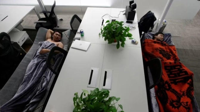 Bí mật phía sau những nhà máy Trung Quốc im lìm giữa trưa Các lao động Trung Quốc cần ít nhất một giờ ngủ trưa vì thường có ba ca làm việc mỗi ngày. Ảnh: Reuters