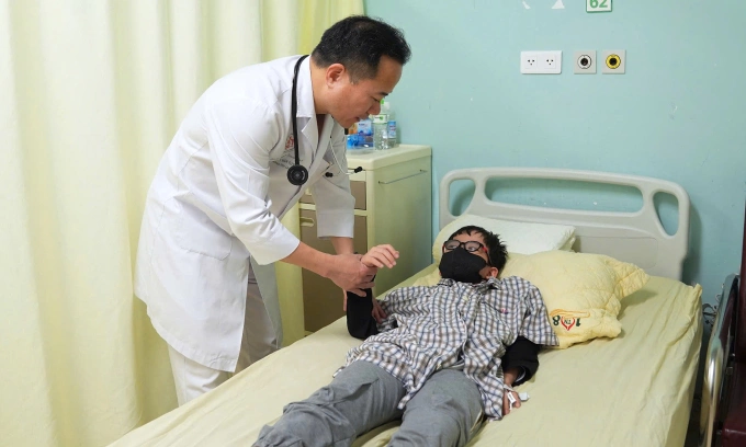 Đột quỵ ngày càng trẻ hóa Bác sĩ Tuyến thăm khám cho bệnh nhi 8 tuổi. Ảnh: Mai Hằng