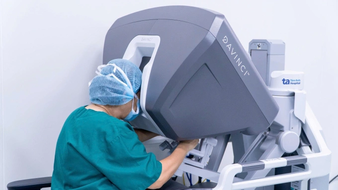 Điều trị ung thư cổ tử cung do virus HPV thế nào? BS.CKII Nguyễn Bá Mỹ Nhi điều khiển robot cắt tử cung cho phụ nữ tổn thương tiền ung thư bằng robot. Ảnh: Tuệ Diễm