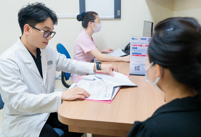 Thai phụ nên làm gì khi không khí ô nhiễm? Bác sĩ đang khám và tư vấn cho một thai phụ. Ảnh minh họa: Bệnh viện Đa khoa Tâm Anh