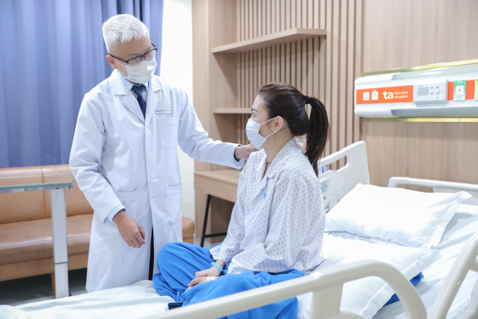 Về Việt Nam điều trị ung thư tuyến giáp Bác sĩ Trông khám cho chị Như Nguyễn sau mổ. Ảnh: Bệnh viện cung cấp