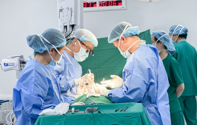 Về Việt Nam điều trị ung thư tuyến giáp Bác sĩ Trông (thứ hai từ trái qua) và êkíp phẫu thuật cho chị Như Nguyễn. Ảnh: Bệnh viện cung cấp