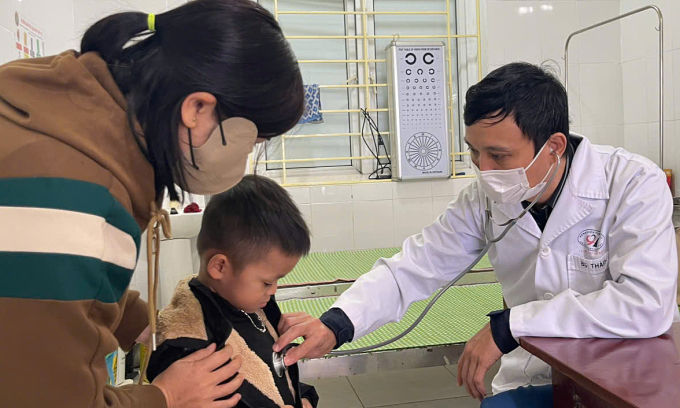 Gần 1.700 trẻ được sàng lọc tim bẩm sinh miễn phí Một bé trai được các bác sĩ khám sàng lọc tim mạch. Ảnh: Quang Hùng