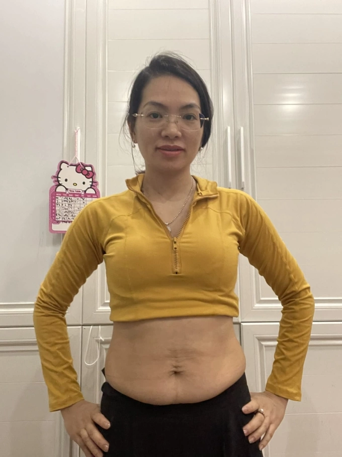 Bí quyết giúp mẹ hai con đảo ngược 10 năm tuổi sinh học Sau khi sinh con thứ hai, cân nặng của chị Nhung không thay đổi nhiều nhưng vòng hai to, nhiều mỡ. Ảnh: Nhân vật cung cấp