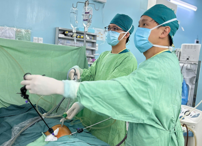 Bé 3 tuổi vỡ ruột thừa nguy kịch sau 10 ngày chẩn đoán nhầm Bác sĩ phẫu thuật nội soi cho bé trai. Ảnh: Bệnh viện cung cấp