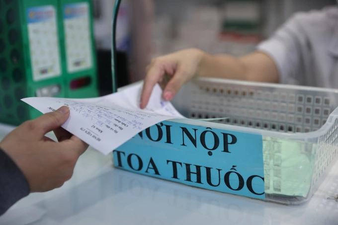 7 sai lầm thường gặp khi tự dùng thuốc tại nhà Nhân viên y tế tại nhà thuốc Bệnh viện Quân y 175 (TP HCM) phát thuốc cho bệnh nhân. Ảnh: Quỳnh Trần