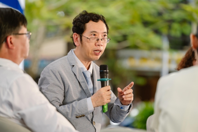 Sốt xuất huyết ở ĐBSCL diễn biến phức tạp Bác sĩ CKII Nguyễn Minh Tiến cho biết trẻ béo phì là nhóm dễ diễn tiến nặng nhất do mỡ quanh ngực gây khó thở và gan nhiễm mỡ làm rối loạn đông máu. Nhiều ca phải thở máy hoặc lọc máu chỉ sau vài giờ. Ảnh: Trọng Kiên