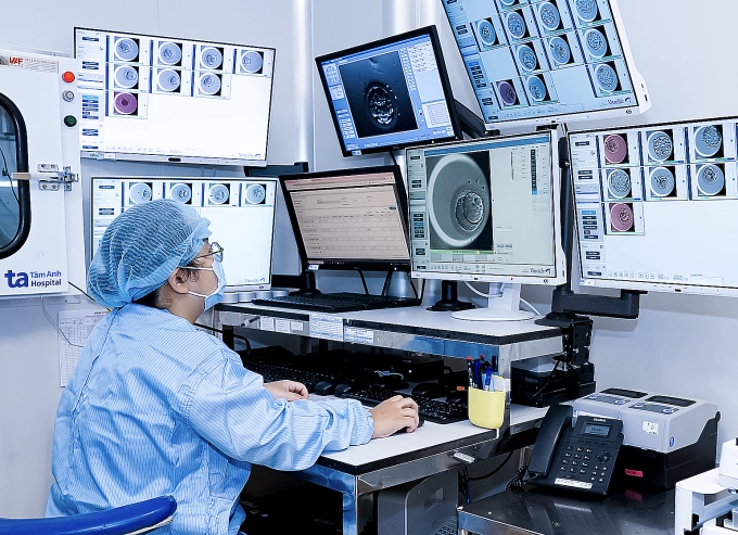 Hoạt hóa tinh trùng giúp người đàn ông có con Hệ thống tủ nuôi cấy phôi trang bị camera quan sát liên tục tích hợp trí tuệ nhân tạo. Ảnh: IVF Tâm Anh