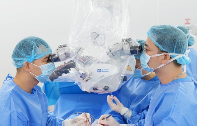 Rối loạn tình dục bởi áp lực có con Bác sĩ IVF Tâm Anh đang thực hiện vi phẫu tìm tinh trùng cho người bệnh. Ảnh: Bệnh viện cung cấp