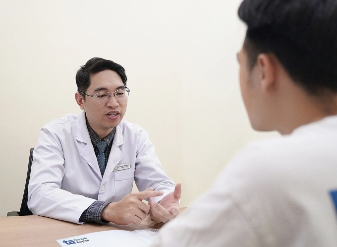 Nang thận có ảnh hưởng chức năng thận không? BS.CKI Phạm Cao Tháp tư vấn cho người đến khám tại khoa Tiết niệu. Ảnh: Bệnh viện Đa khoa Tâm Anh