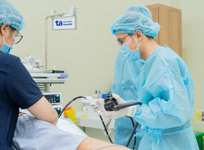 Sụt cân kèm đổ mồ hôi, phát hiện ung thư hạch bạch huyết Bác sĩ Tựu đang thực hiện nội soi cho người bệnh. Ảnh: Bệnh viện Đa khoa Tâm Anh