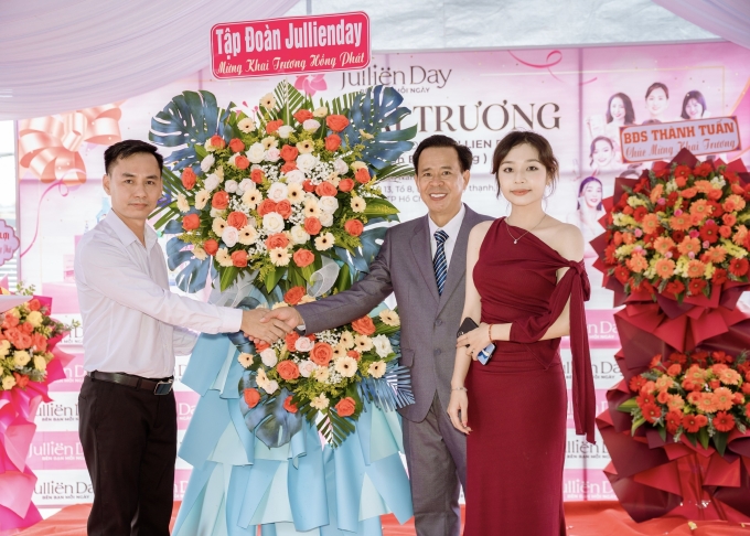 Jullien Day mở rộng mạng lưới với văn phòng đại diện mới Ban lãnh đạo Jullien Day mừng khai trương văn phòng cửa hàng đại diện tại Bình Dương cũ. Từ trái qua: Tổng giám đốc Huỳnh Hoàng Lân, ông Phạm Trung Hiếu - Giám đốc vùng ở Bình Dương, bà Vy Vy - Giám đốc công ty Vy Vy, Ảnh: Minh Tiến