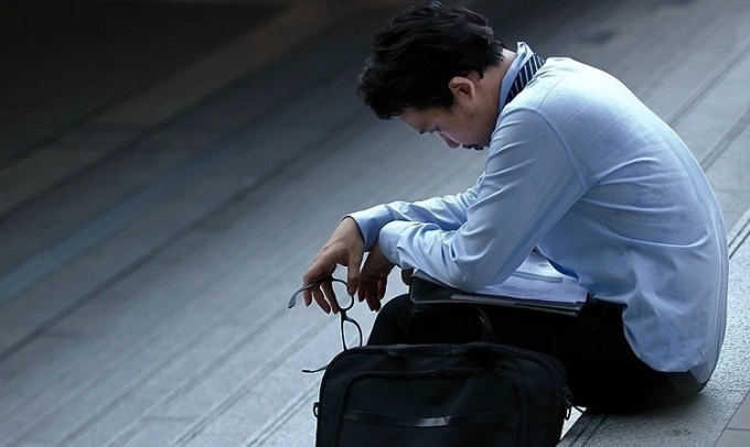 Đàn ông Việt trầm cảm vì tính nam độc hại Đàn ông thường khó chia sẻ áp lực tâm lý. Ảnh: Pexels