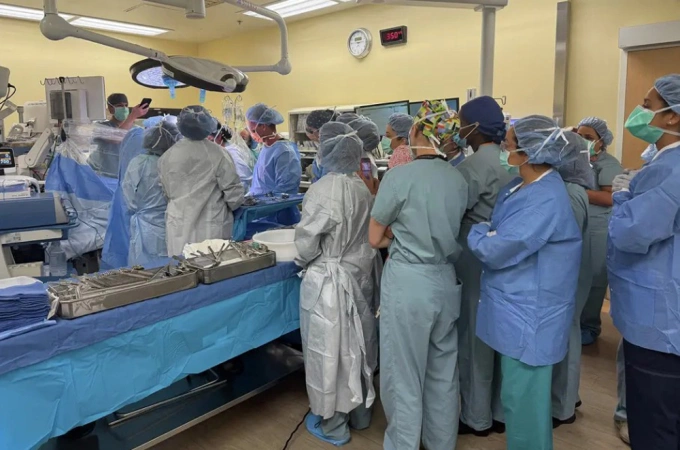 Bé trai 3,8 kg chào đời sau 41 tuần phát triển ngoài tử cung 30 nhân viên y tế được huy động để hỗ trợ ca sinh của Suze. Ảnh: Cedars-Sinai