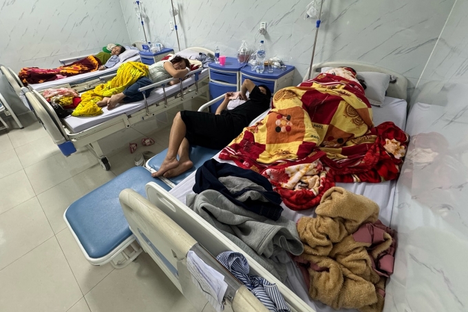 Chưa truy xuất được nguồn nguyên liệu bánh mì khiến hơn 70 người ăn ngộ độc Các phòng ở Khoa Nội, Bệnh viện Phúc Hưng đều có bệnh nhân nhập viện do ngộ độc sau khi ăn bánh mì. Ảnh: Phạm Linh