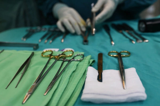 Gãy dương vật do bắt chước tư thế sex như phim Y bác sĩ phẫu thuật cho bệnh nhân. Ảnh: Quỳnh Trần