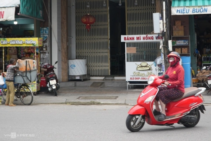 Số người ngộ độc sau ăn bánh mì ở Quảng Ngãi tăng hơn 100 Cơ sở chính của tiệm bánh mì Hồng Vân, nơi sản xuất chả cung cấp cho các chi nhánh. Ảnh: Phạm Linh