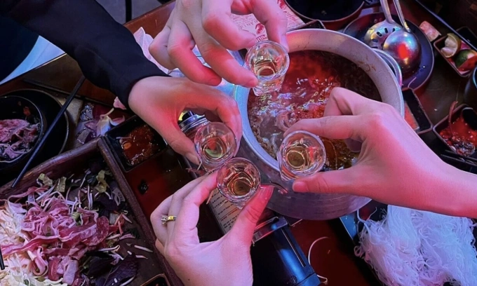 4 thói quen cuối tuần khiến huyết áp tăng vọt Lượng rượu tiêu thụ thường tăng cao vào cuối tuần. Ảnh: Nguyễn Huyền