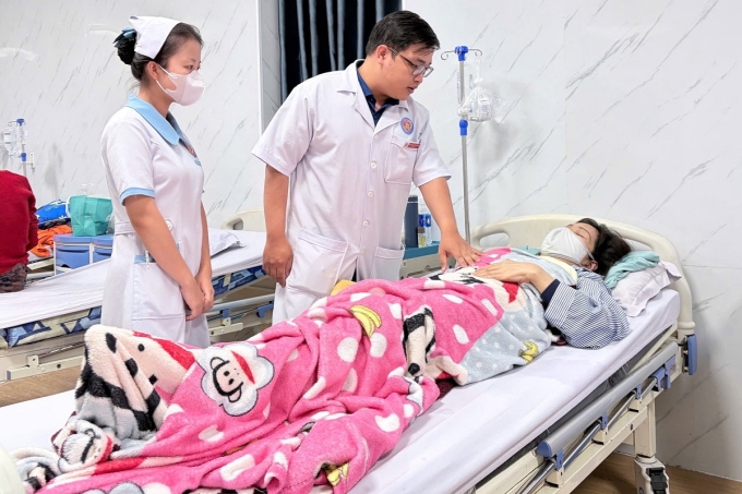 Số người ngộ độc sau ăn bánh mì ở Quảng Ngãi tăng hơn 100 Bác sĩ Bệnh viện Đa khoa Phúc Hưng thăm khám bệnh nhân bị ngộ độc bánh mì. Ảnh: Ngân Giang