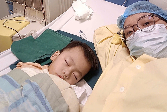 Ghép tế bào gốc cứu mạng bé trai 3 tuổi ung thư di căn Minh và mẹ trong quá trình điều trị. Ảnh: Gia đình cung cấp