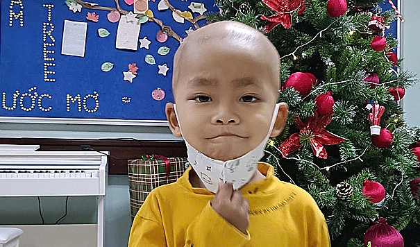 Ghép tế bào gốc cứu mạng bé trai 3 tuổi ung thư di căn Bé Minh những ngày điều trị tại viện. Ảnh: Gia đình cung cấp