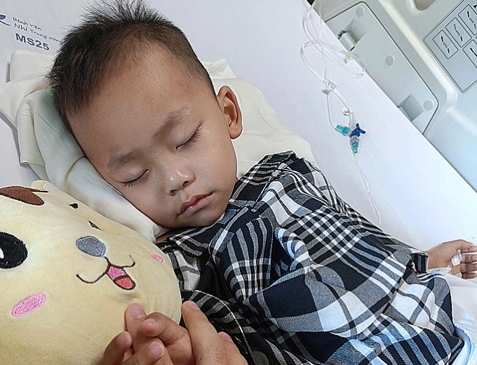 Ghép tế bào gốc cứu mạng bé trai 3 tuổi ung thư di căn Chị Huyền bên cạnh con không rời. Ảnh: Gia đình cung cấp