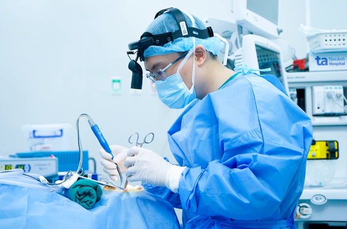 Cắt amidan có hết ngủ ngáy không? Bác sĩ Tường phẫu thuật cắt amidan cho một người bệnh. Ảnh minh họa: Bệnh viện Đa khoa Tâm Anh