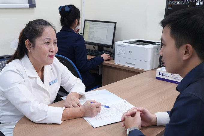 Hóa trị tân bổ trợ ung thư dạ dày là gì? PGS Tính tư vấn cho bệnh nhân ung thư dạ dày. Ảnh: Bệnh viện Đa khoa Tâm Anh