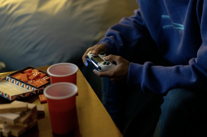 'Sống bù' lúc nửa đêm Nhiều trường hợp người trẻ thức khuya làm việc, chơi game dẫn đến nhiều hệ lụy sức khỏe. Ảnh minh họa: Pexels