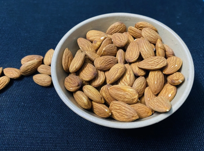 4 loại hạt giúp hạ huyết áp tự nhiên Hạnh nhân là nguồn cung cấp chất xơ và protein thực vật dồi dào - hai dưỡng chất then chốt giúp giảm nguy cơ tăng huyết áp. Ảnh: Mai Cat