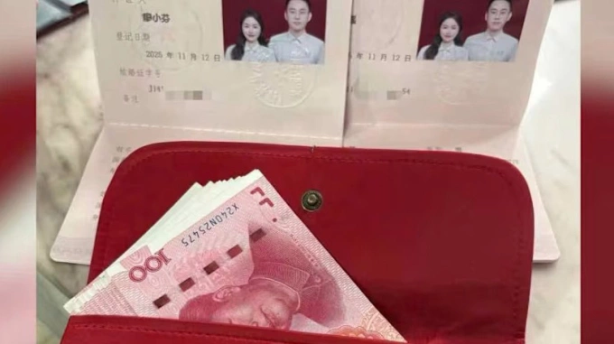 Phụ nữ Trung Quốc 'lạnh nhạt' với tiền thưởng cưới Khoản tiền thưởng trị giá 1.500 nhân dân tệ mà Liao và chồng nhận được khi đăng ký kết hôn tại Lữ Lương, tỉnh Sơn Tây. Ảnh: Liao Xiaofen