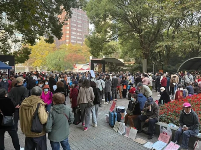 Phụ nữ Trung Quốc 'lạnh nhạt' với tiền thưởng cưới Tại chợ mai mối ở Thượng Hải, các bậc cha mẹ lớn tuổi trao đổi thông tin cho nhau về con của mình. Ảnh: CNA/Bong Xin Ying