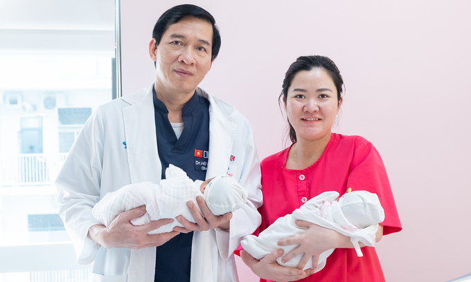 Bác sĩ 'sửa' niêm mạc giúp mẹ 35 tuổi đậu thai sau 11 lần IVF BS Hồ Văn Thu hỗ trợ thai kỳ giúp thai phụ vượt cạn thành công. Ảnh: Bệnh viện cung cấp