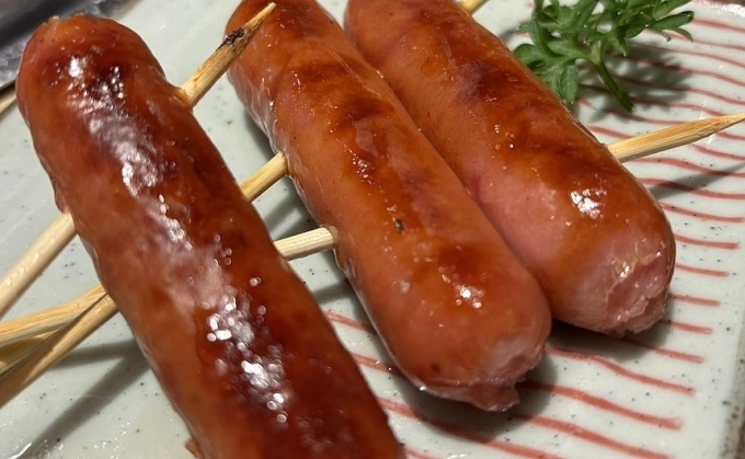 Ăn và kiêng gì giảm nguy cơ ung thư? Xúc xích được chế biến qua nhiều công đoạn, chứa nhiều muối. Ảnh: Anh Chi
