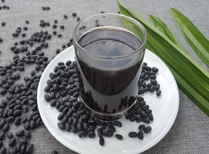 Uống nước đậu đen rang có thải độc gan không? Nước đậu đen rang chứa nhiều dưỡng chất tốt cho cơ thể. Ảnh được tạo bởi AI