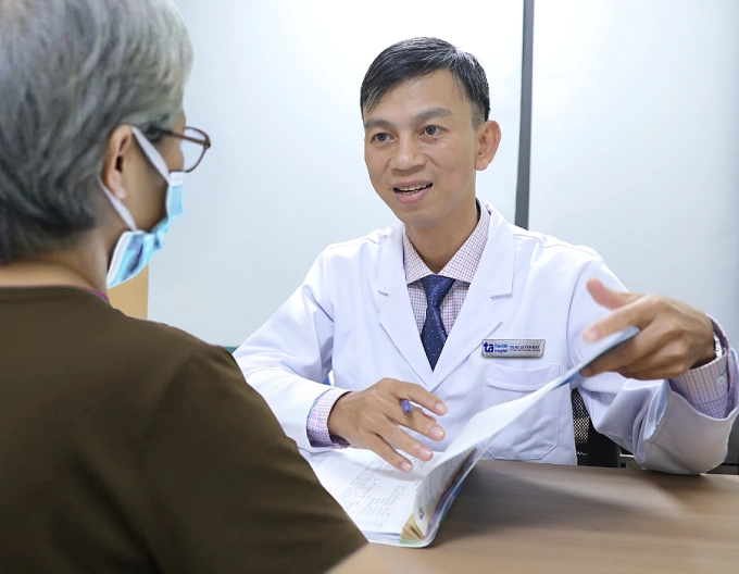 Hai lần đổi phác đồ điều trị ung thư phổi giai đoạn 4 Bác sĩ Tấn Đạt khám cho bà Hòa. Ảnh: Bệnh viện Đa khoa Tâm Anh