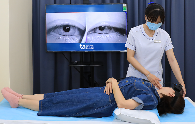 Khi nào cần khám chóng mặt? Điều dưỡng kiểm tra cho người bị chóng mặt bằng hệ thống đo chức năng tiền đình Interacoustics. Ảnh minh họa: Phòng khám Đa khoa Tâm Anh Quận 7