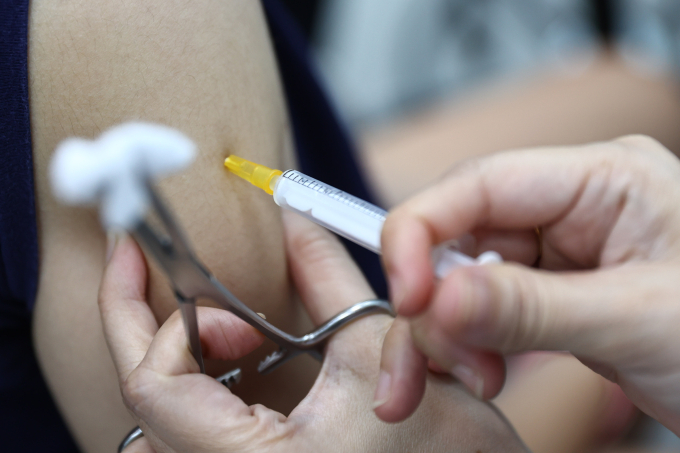 4.000 trẻ em Việt Nam thử nghiệm vaccine sốt xuất huyết mới Tiêm chủng vaccine tại Viện Pasteur TP HCM. Ảnh: Quỳnh Trần