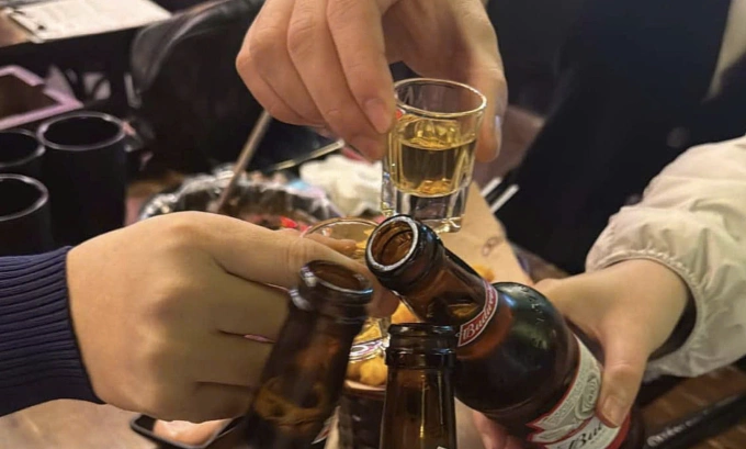 Massage có giúp giải rượu? Xoa bóp bấm huyệt chỉ hỗ trợ giảm nhẹ triệu chứng say rượu nhẹ, không giải rượu hay trị ngộ độc nặng. Ảnh: Phương Hằng