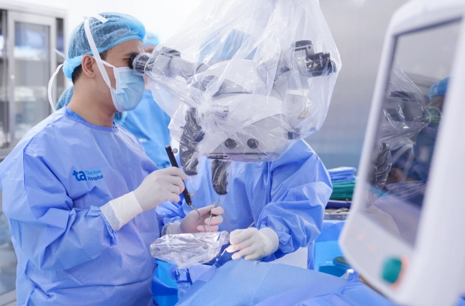 Đột quỵ ở tuổi 22 Ekip bác sĩ phẫu thuật cho người bệnh. Ảnh: Bệnh viện Đa khoa Tâm Anh